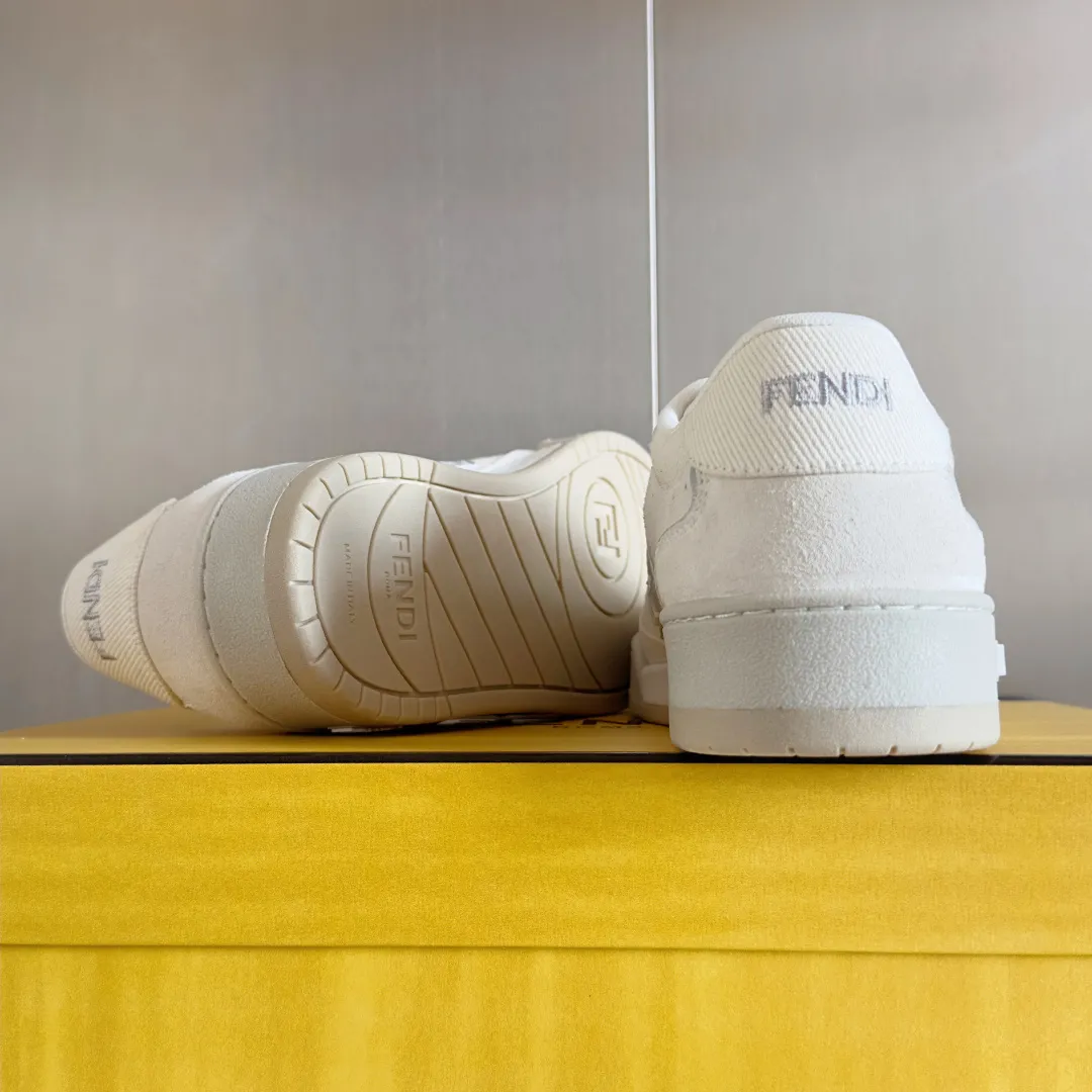 [FENDI] Top P: 720💰 Couple model ▪️ Size: Women's model 35-41 / Men's model 39-45 Top version: Fendi Fendi match series Couple model, film, casual sports shoes, sneakers, original purchase, development and production of these FENDI Match lace-up sports shoes. Small perforations accent the upper. Made of white leather with beige suede details. Matcha green leather FF applique. Rubber sole with FENDI lettering on the side. Comes with exquisite packaging at the counter🛍📦 ▪️ Fabric: Original custom imported first-layer cowhide ▪️ Lining: Imported custom breathable mesh ▪️ Sole: Original molded TPU two-color combination sole ▪️ Sole thickness: 3CM.